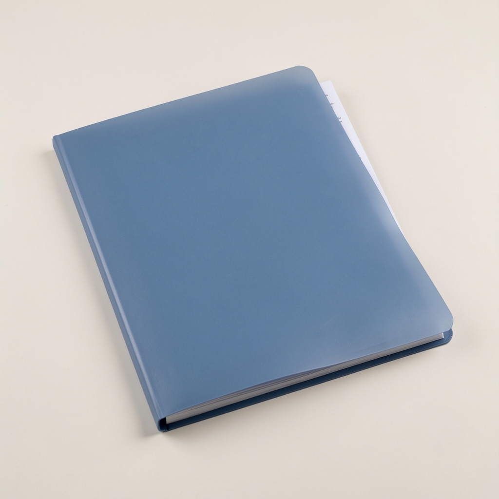 Carpeta de polipropileno azul apagado con hojas A4 asomando sobre superficie clara